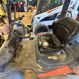 2018 Toyota 8FGU30 Warehouse Forklift